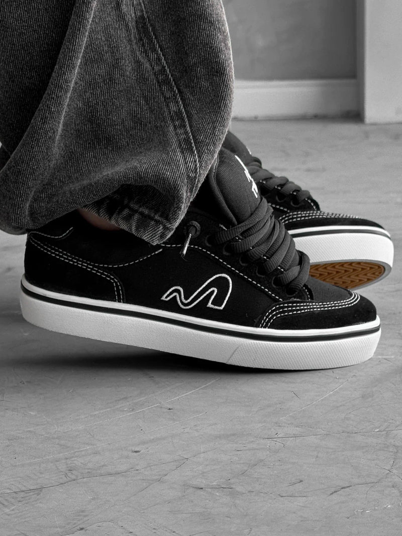 Tesla Flow Preto Branco