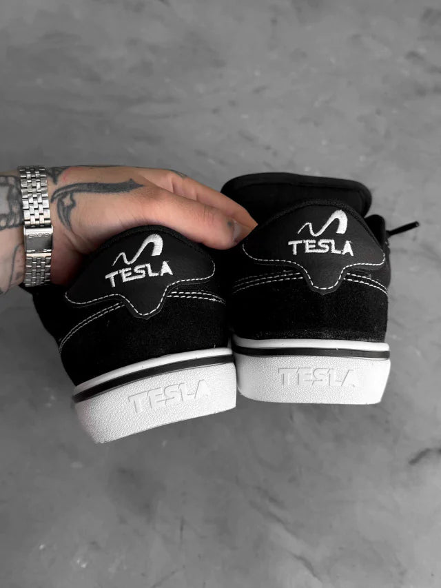 Tesla Flow Preto Branco